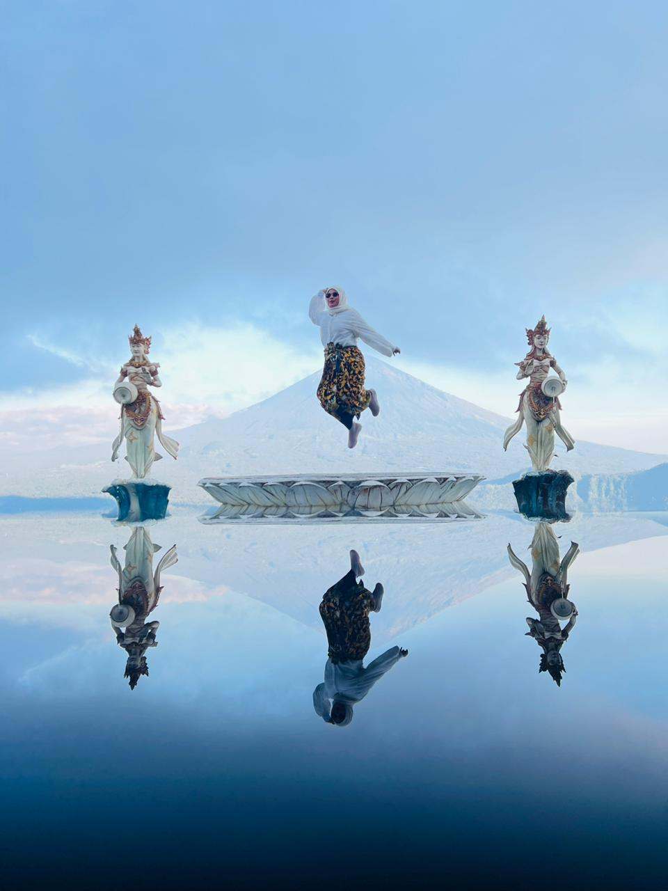 Guest jumping on the mirror reflection photo spot