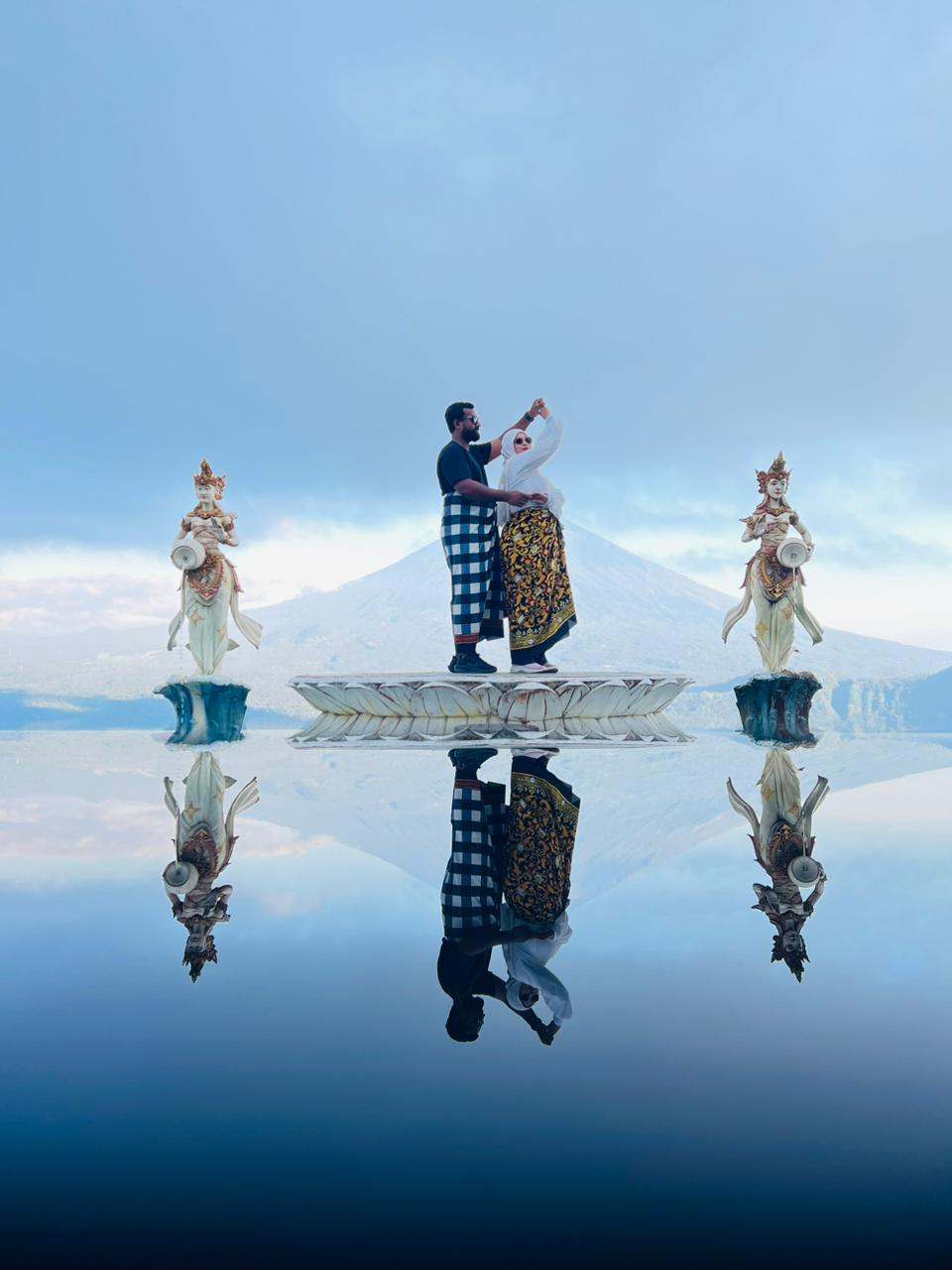 Guest on the mirror reflection photo spot with Mount Agung